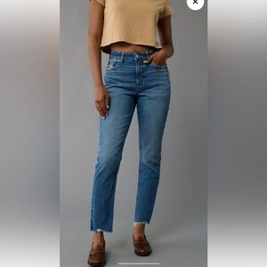 American Eagle Strigid Mom Jeans (6 short)